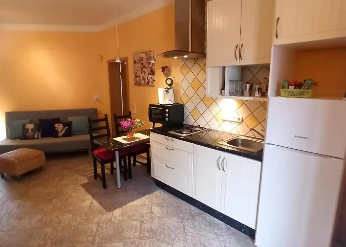 Aurora Quiet Flat With Pool And Great Mountain And Sea Views