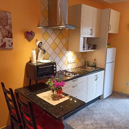 Aurora Quiet Flat With Pool And Great Mountain And Sea Views