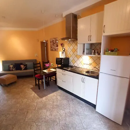 Aurora Quiet Flat With Pool And Great Mountain And Sea Views