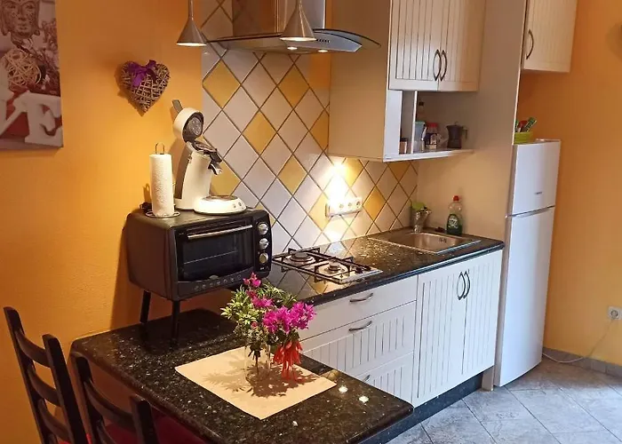 Aurora Quiet Flat With Pool And Great Mountain And Sea Views