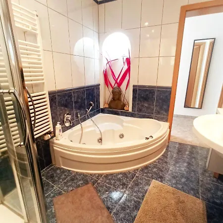 Aurora Quiet Flat With Pool And Great Mountain And Sea Views דירה *